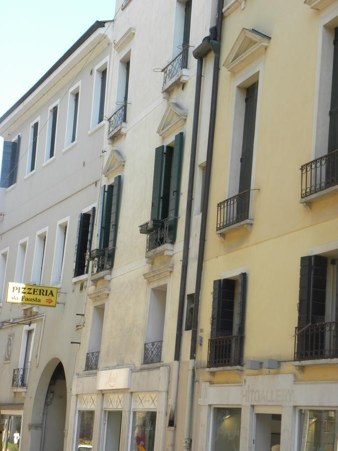 Portico Oscuro Deluxe Apartment - Centro Citta Treviso Luaran gambar